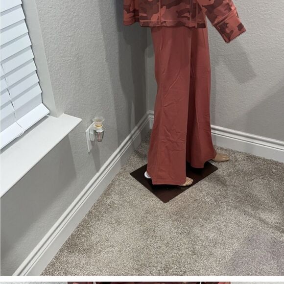 Nwt lululemon athletica Groove flare leg pants. - Picture 2 of 6